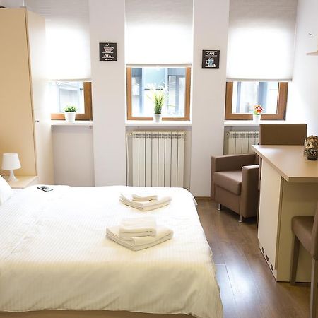Grand Central Accommodation - Smardan Bukares Bagian luar foto