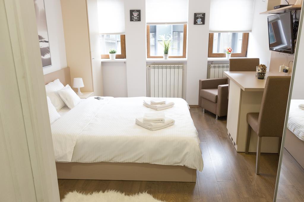 Grand Central Accommodation - Smardan Bukares Bagian luar foto