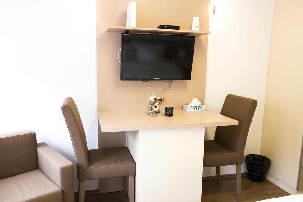 Grand Central Accommodation - Smardan Bukares Bagian luar foto