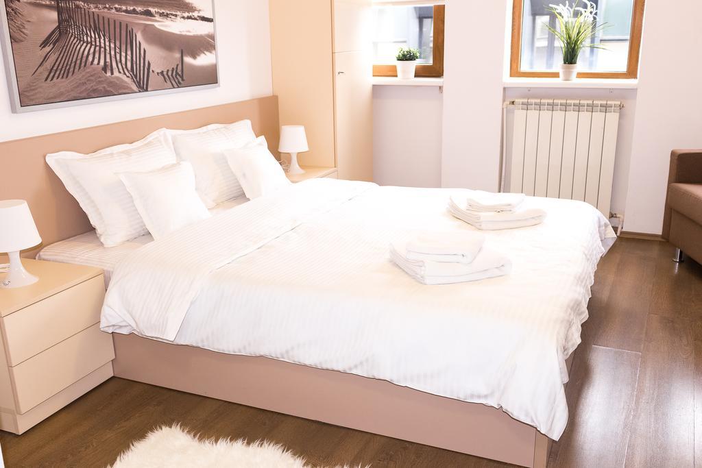 Grand Central Accommodation - Smardan Bukares Bagian luar foto